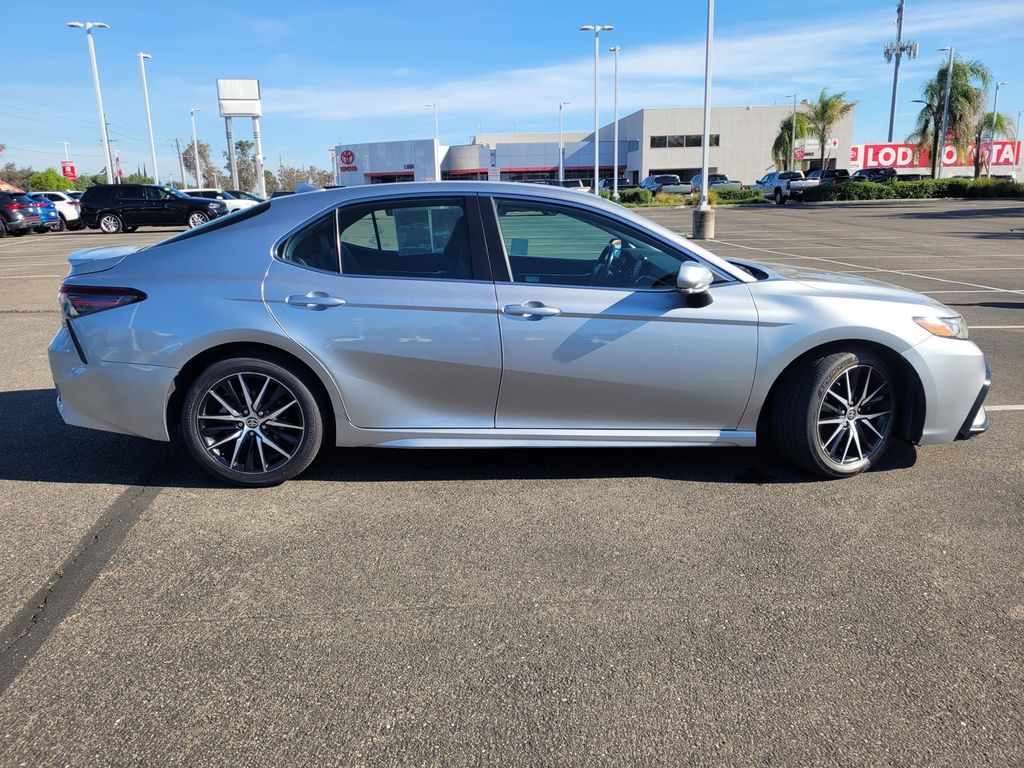 2022 Toyota Camry SE photo 2