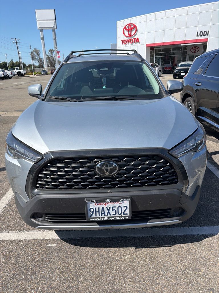 2023 Toyota Corolla Cross LE photo 3