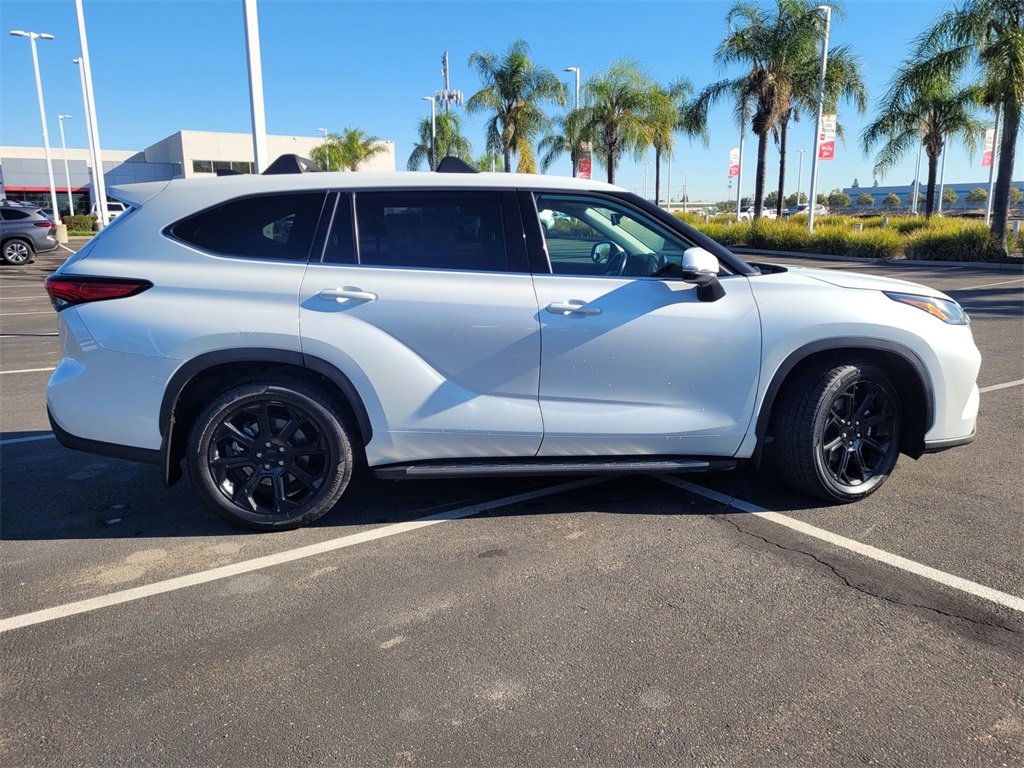 2022 Toyota Highlander LE photo 3