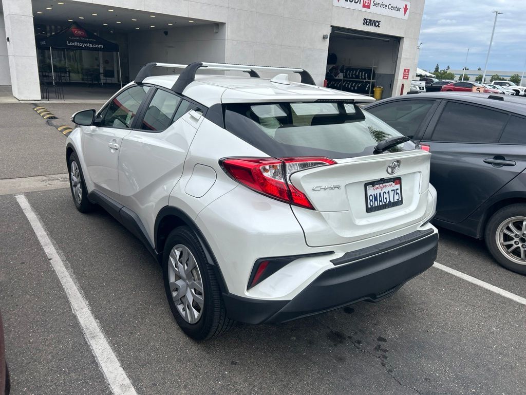2019 Toyota C-HR LE photo 6