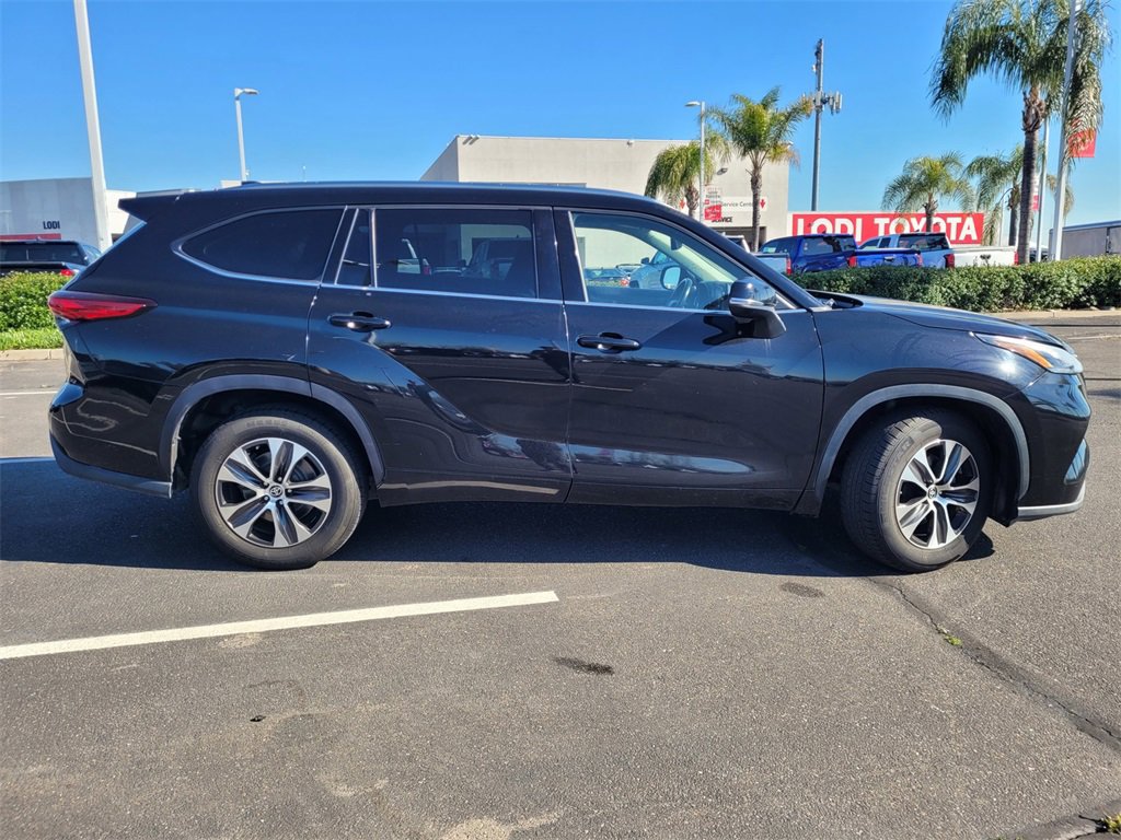 2021 Toyota Highlander XLE photo 4