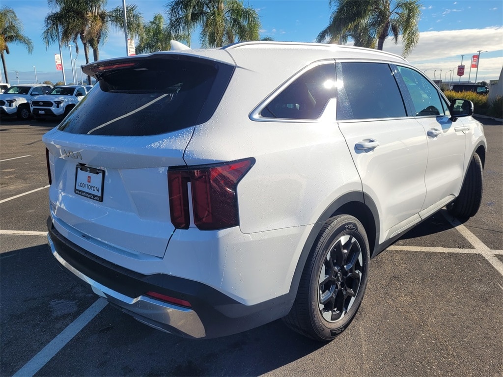 2024 Kia Sorento S photo 2