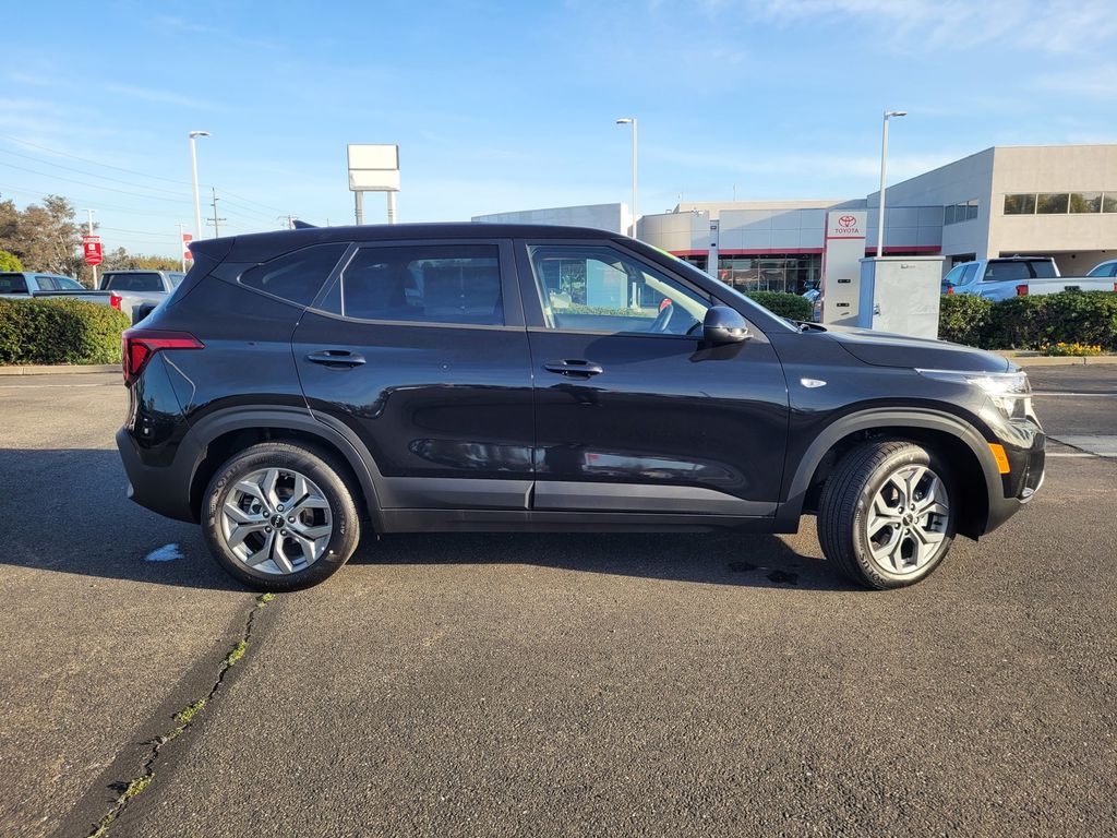 2026 Kia Seltos LX photo 2