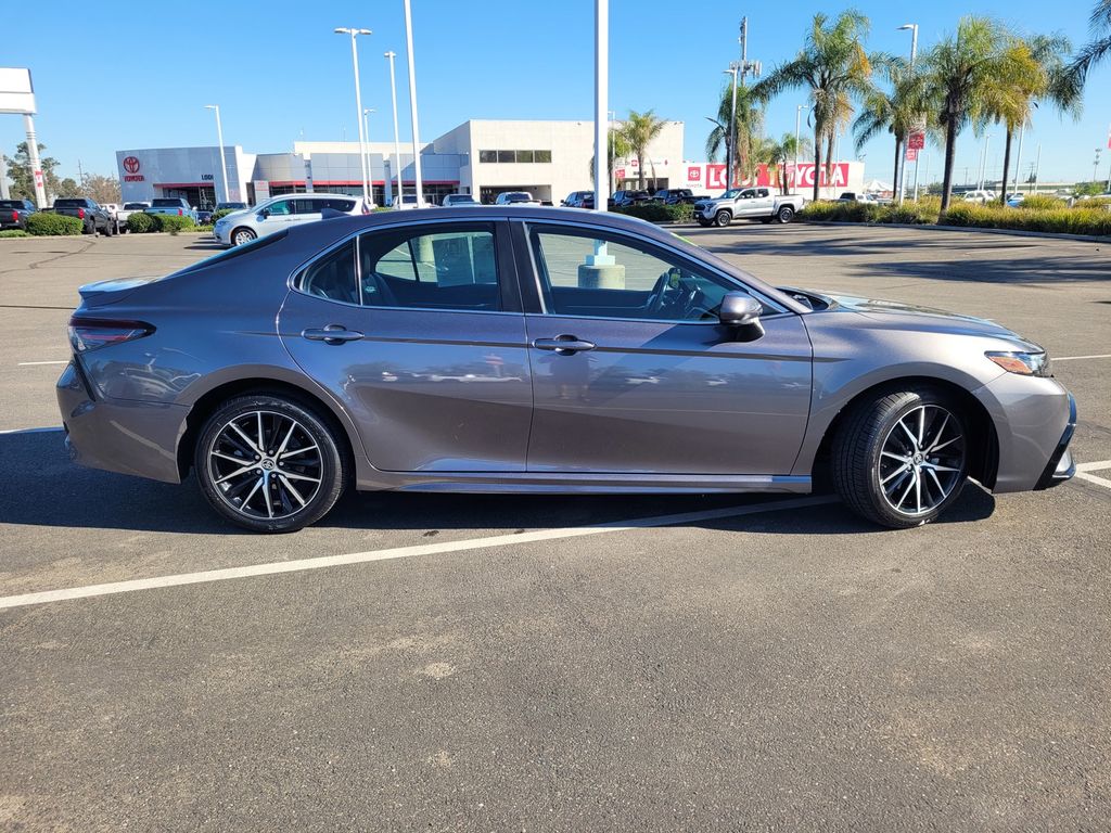 2021 Toyota Camry SE photo 3