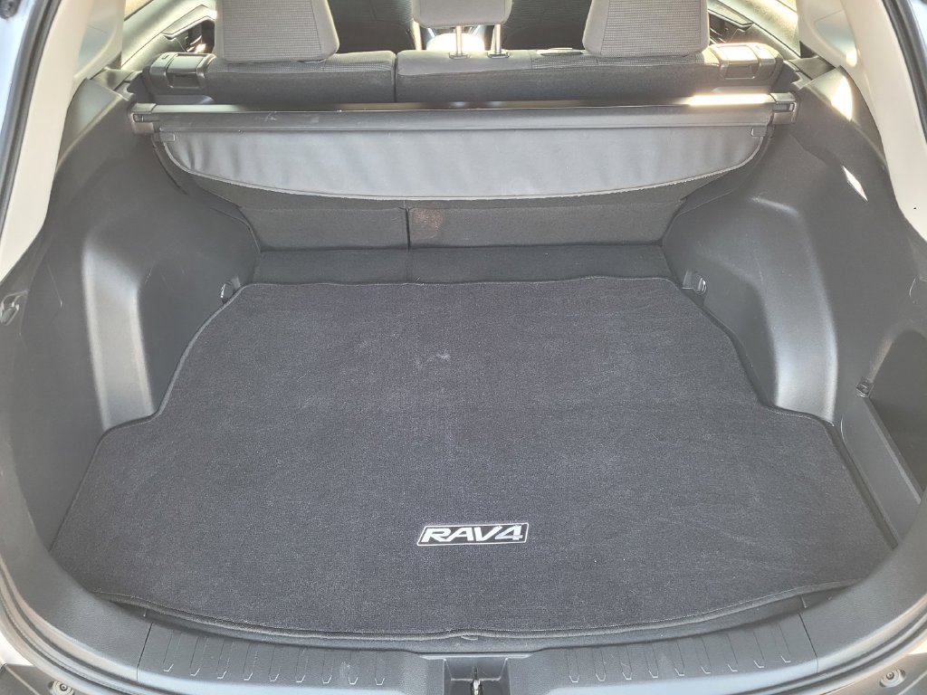 2021 Toyota RAV4 LE - Photo 8
