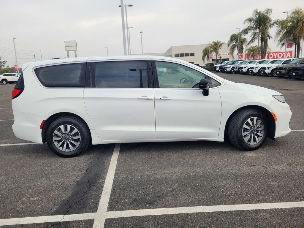 2024 Chrysler Pacifica Hybrid Select photo 2
