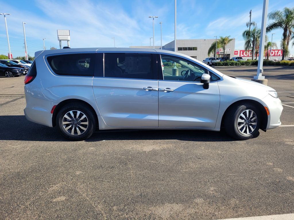 2023 Chrysler Pacifica Hybrid Touring L photo 2
