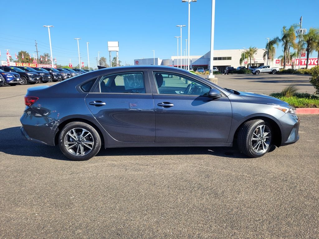 2024 Kia Forte LXS photo 3