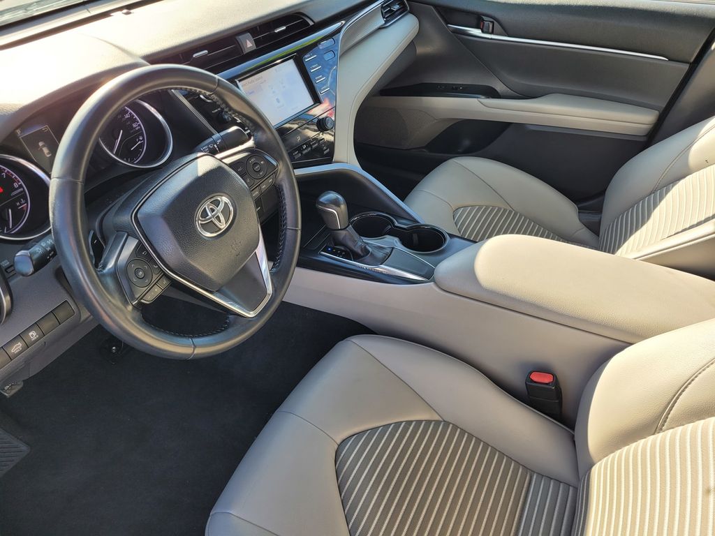 2019 Toyota Camry SE photo 3