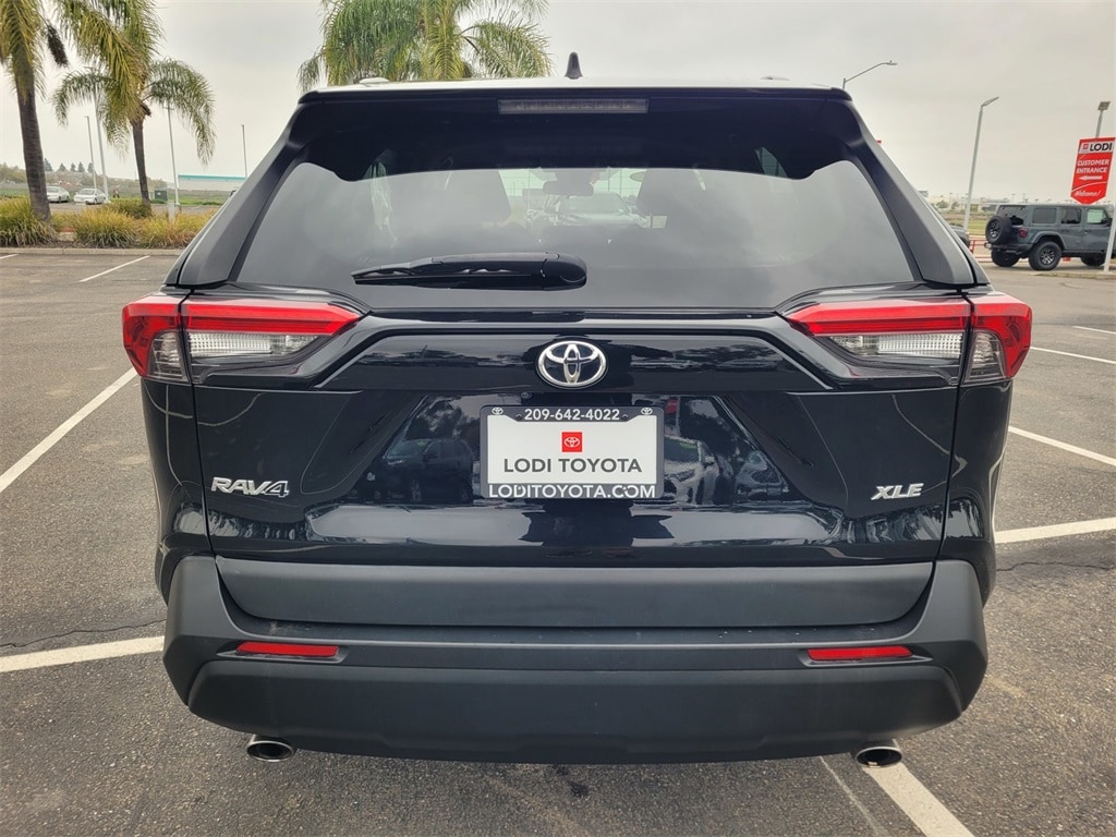 2024 Toyota RAV4 XLE photo 2
