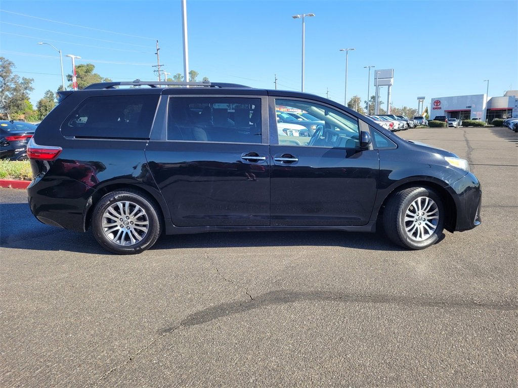 2019 Toyota Sienna XLE Premium photo 3