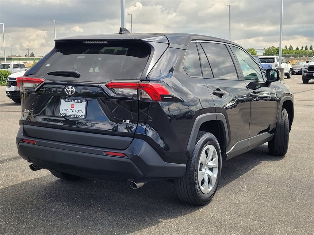 2022 Toyota RAV4 LE photo 4