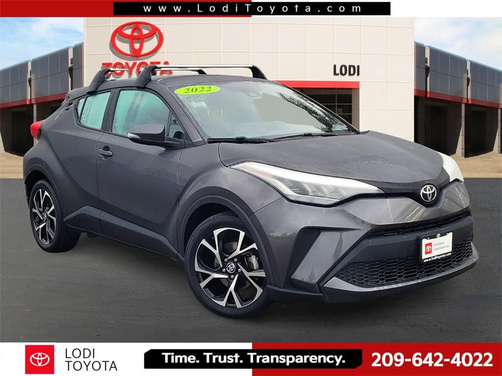 2022 Toyota C-HR XLE's photo