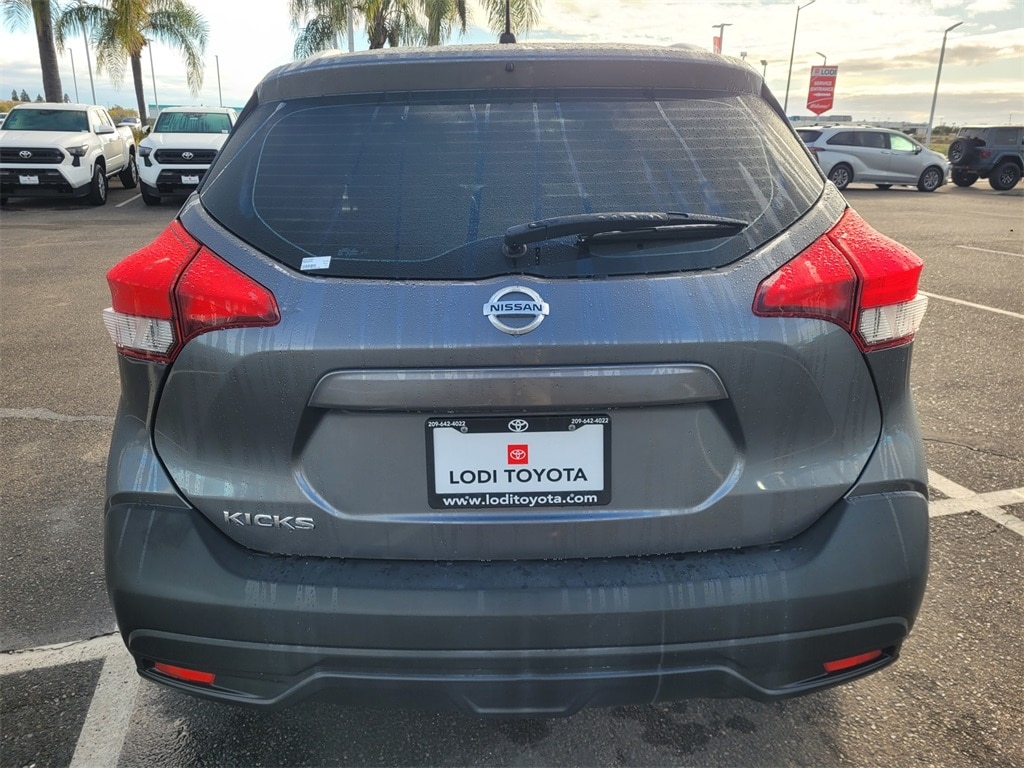 2019 Nissan Kicks S photo 2