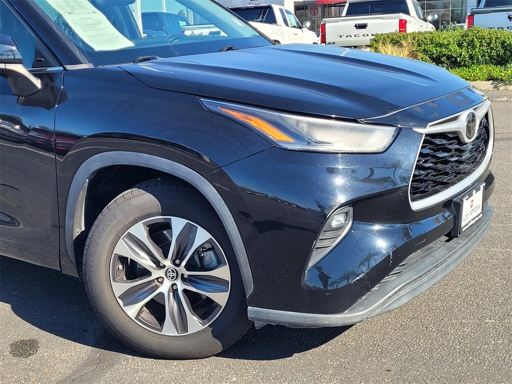2021 Toyota Highlander XLE photo 3