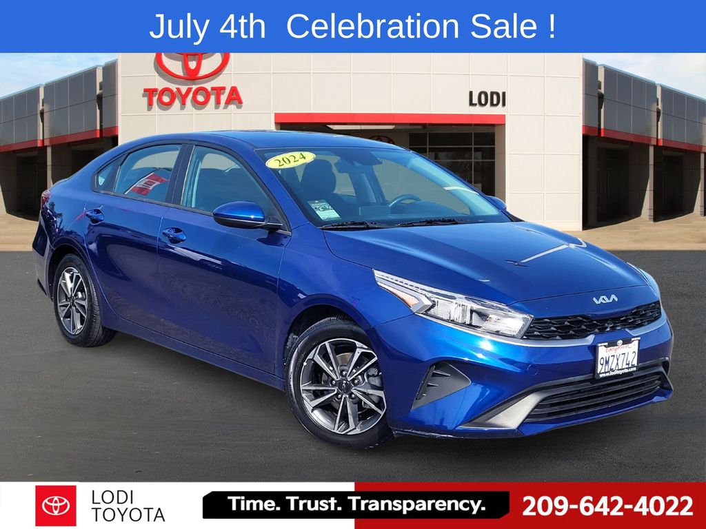 2024 Kia Forte LXS AT's photo