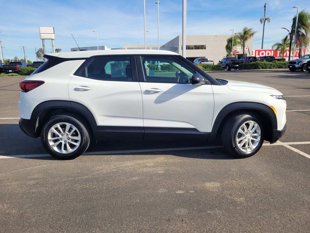 2025 Chevrolet Trailblazer LS photo 2