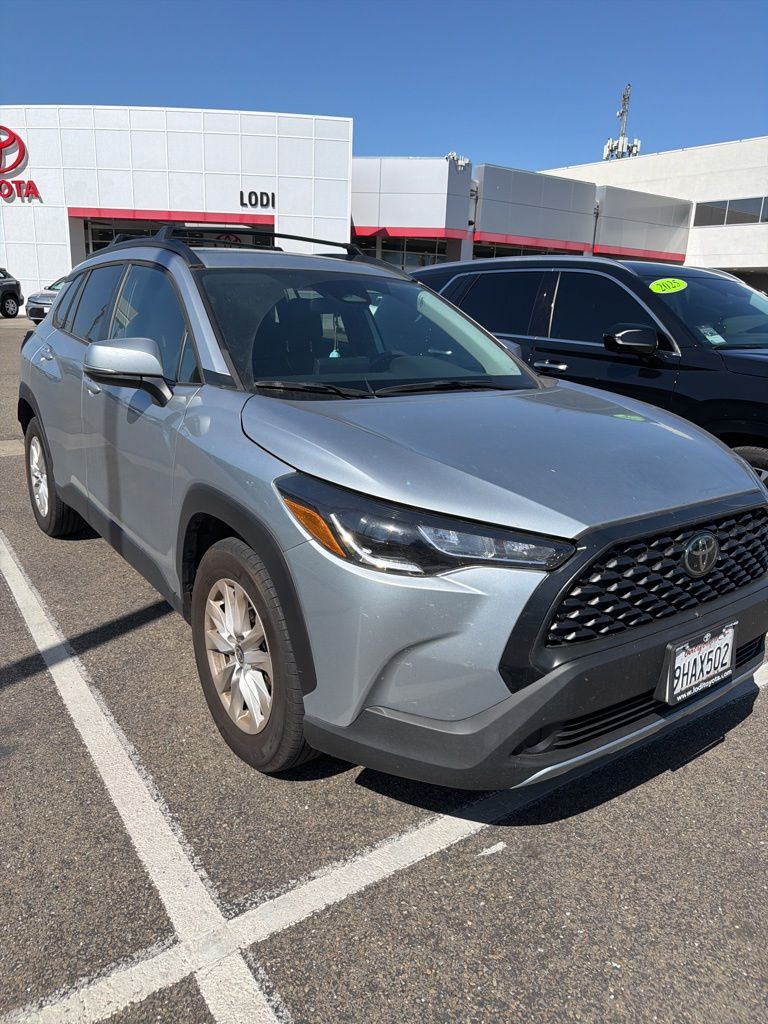 2023 Toyota Corolla Cross LE photo 4