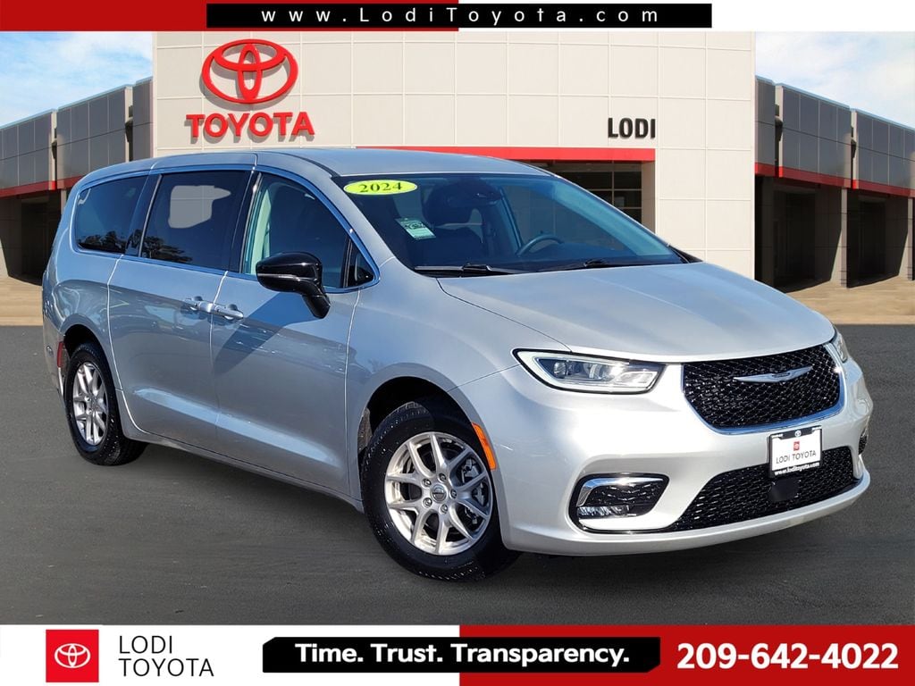 2024 Chrysler Pacifica Touring L photo 1