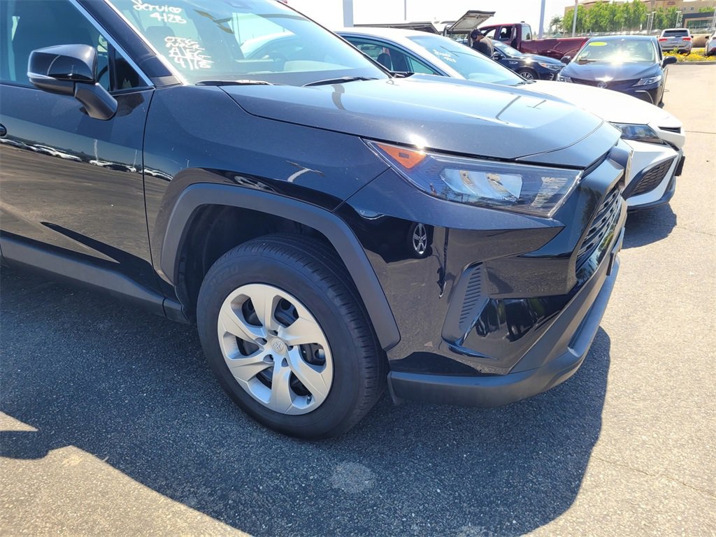 2022 Toyota RAV4 LE photo 3