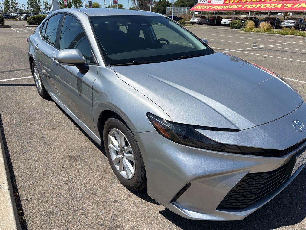 2025 Toyota Camry LE Hybrid's photo
