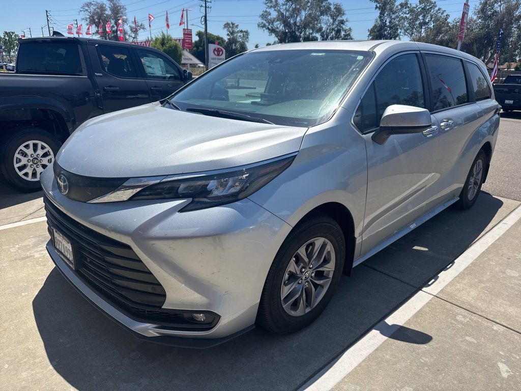 2025 Toyota Sienna XLE 7-Passenger Hybrid AWD's photo