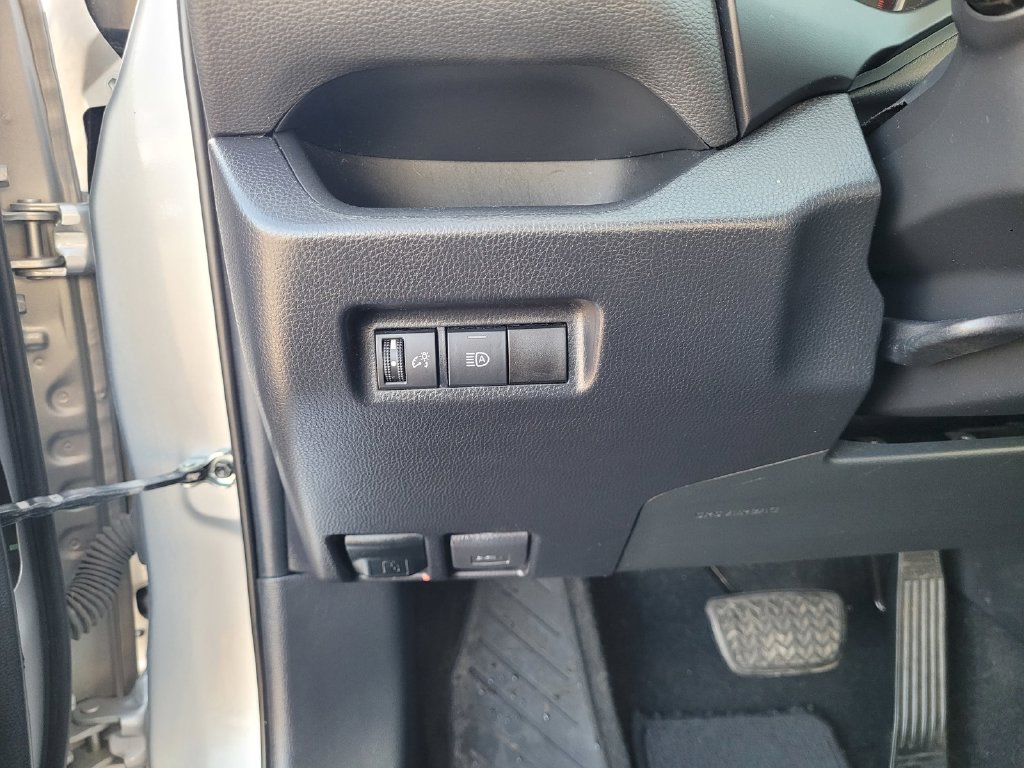 2021 Toyota RAV4 LE - Photo 25