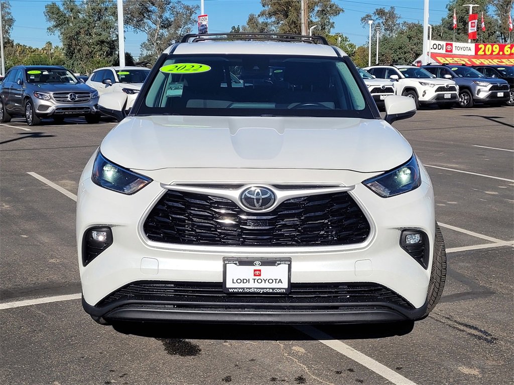 2022 Toyota Highlander LE photo 2