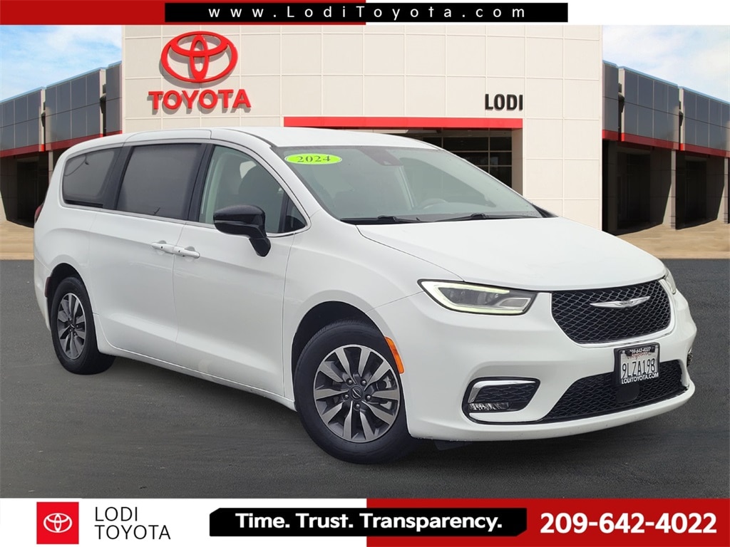 2024 Chrysler Pacifica PHEV Select's photo