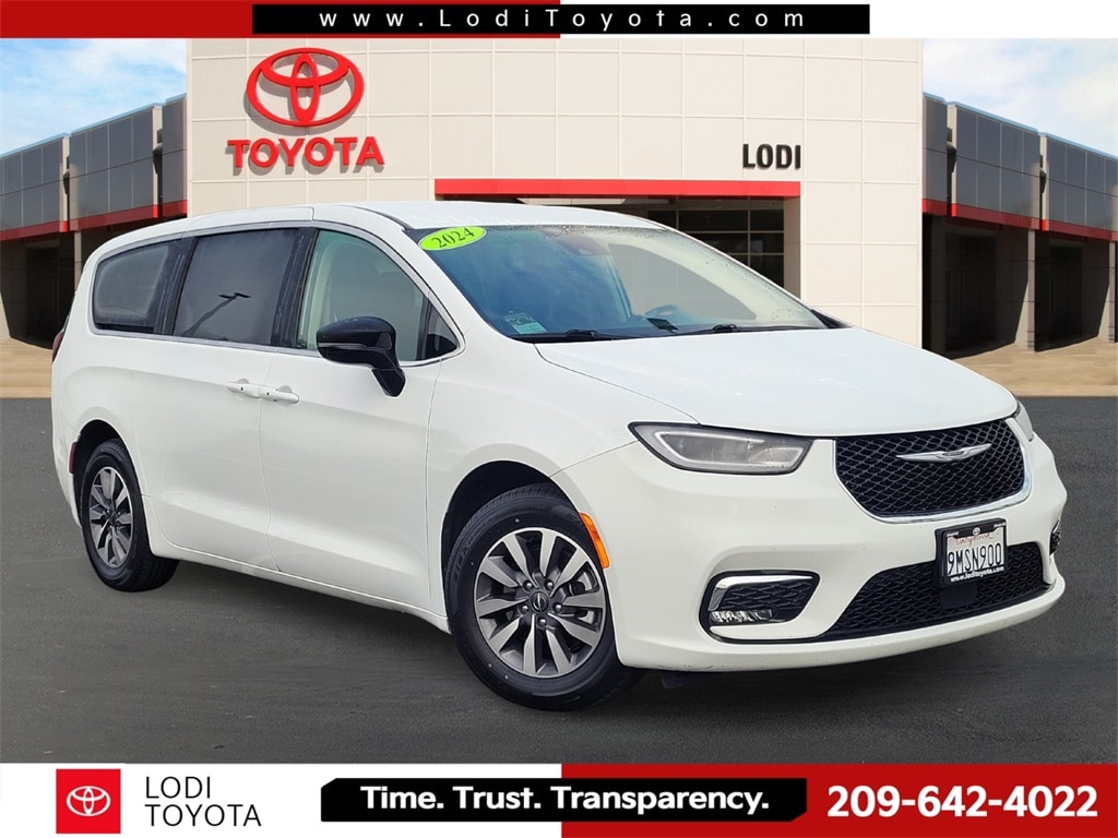 2024 Chrysler Pacifica PHEV Select