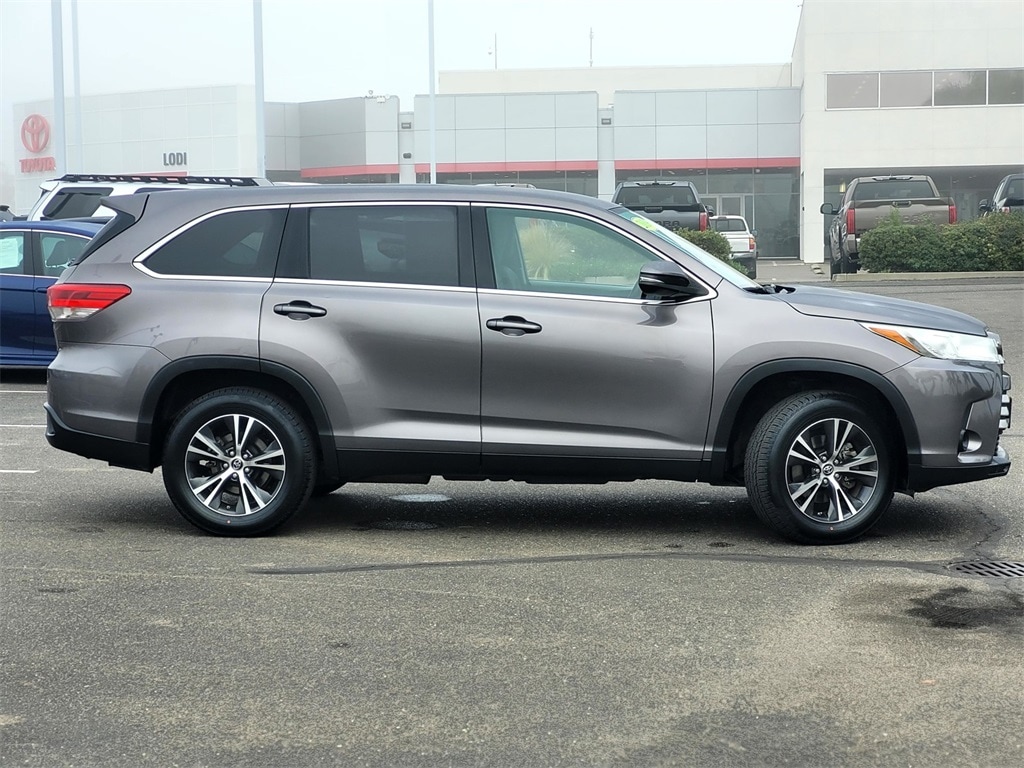 2019 Toyota Highlander LE photo 3