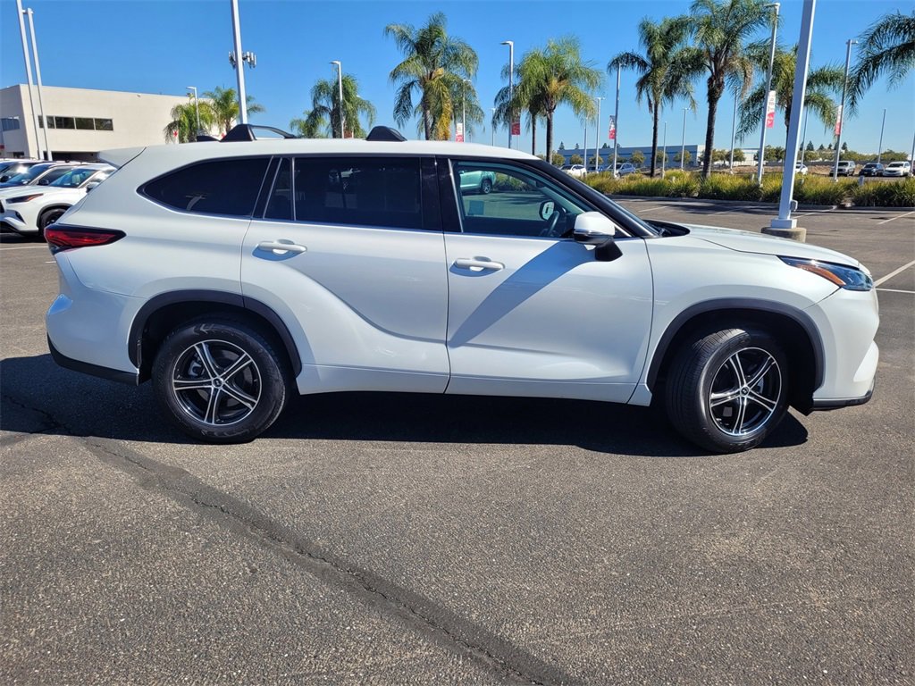2022 Toyota Highlander LE photo 3