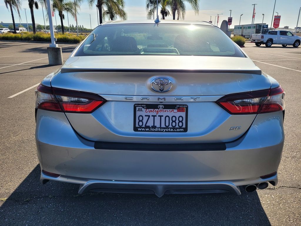 2022 Toyota Camry SE photo 4
