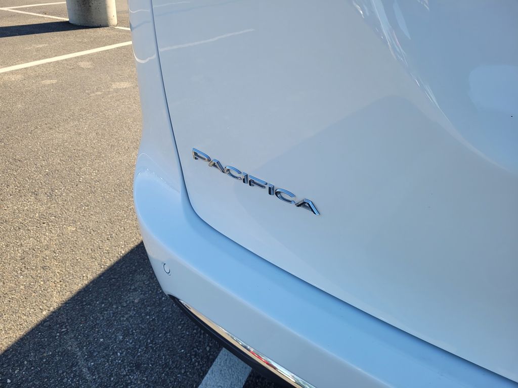 2023 Chrysler Pacifica Hybrid Limited photo 5