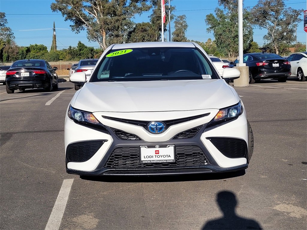 2021 Toyota Camry Hybrid SE photo 2