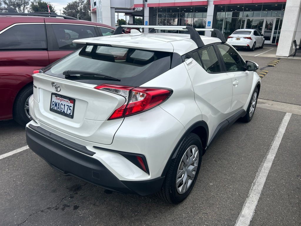 2019 Toyota C-HR LE photo 4