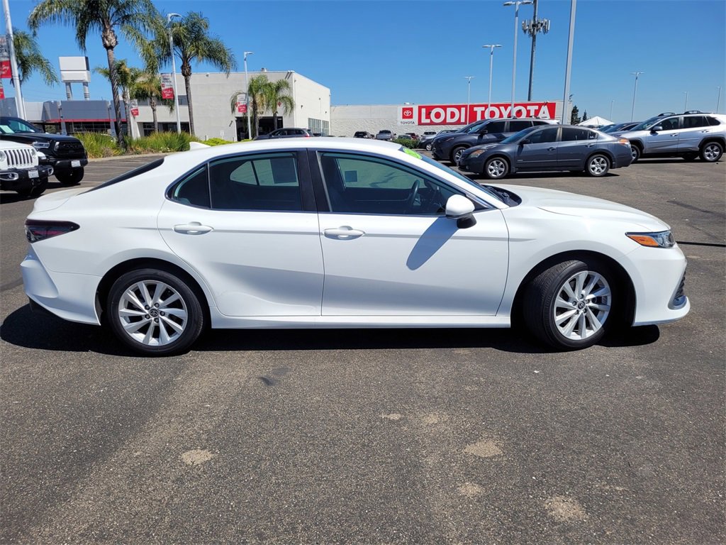2022 Toyota Camry LE photo 3