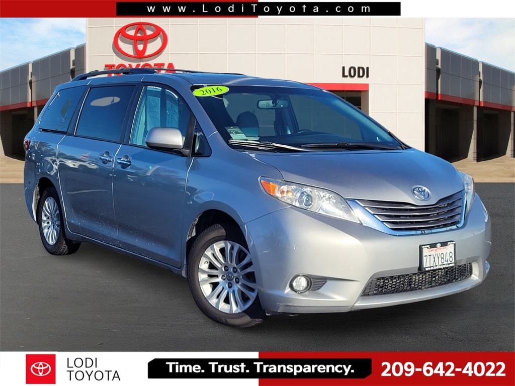 2016 Toyota Sienna XLE's photo