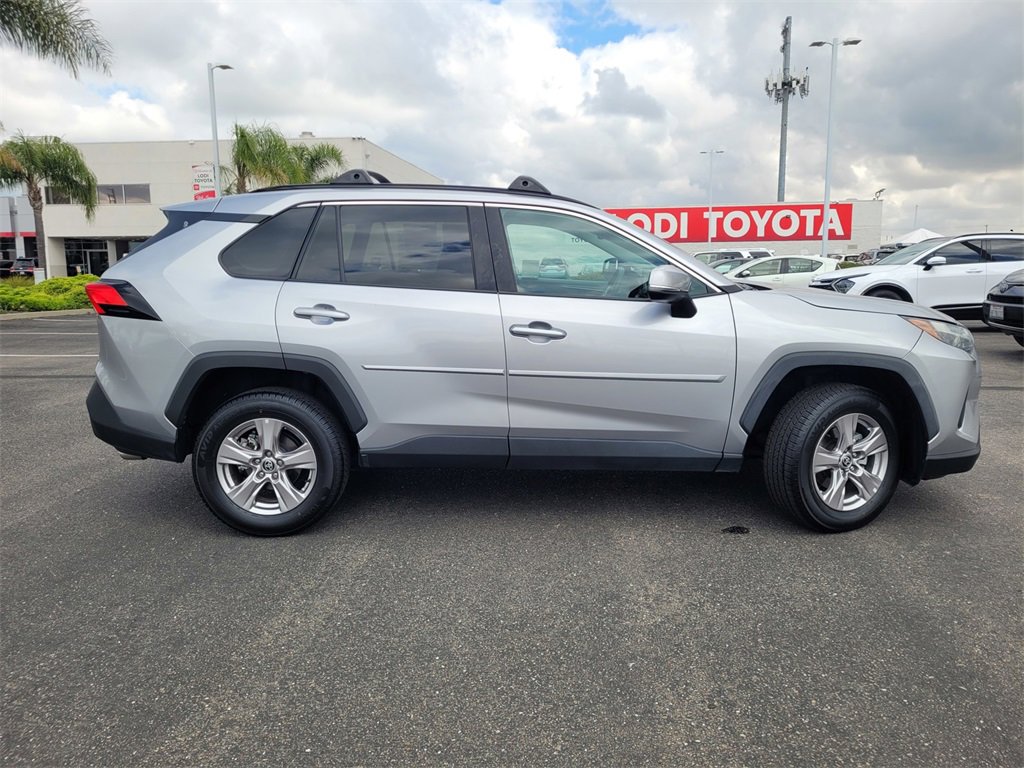 2022 Toyota RAV4 XLE photo 3