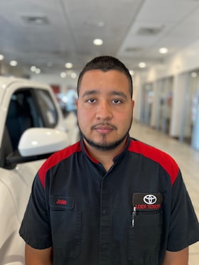 Staff member Josias Rivas from ID_e59fbede8af4