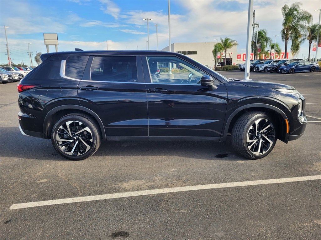 2024 Mitsubishi Outlander SE photo 3