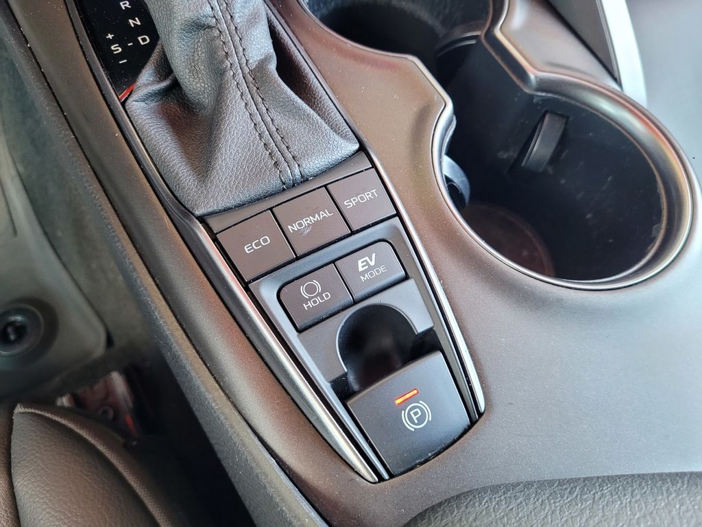 2023 Toyota Camry SE - Photo 17