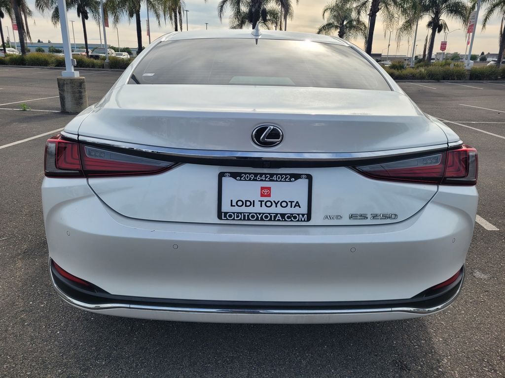 2022 LEXUS ES 250 photo 4