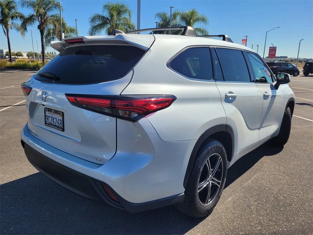 2022 Toyota Highlander LE photo 4