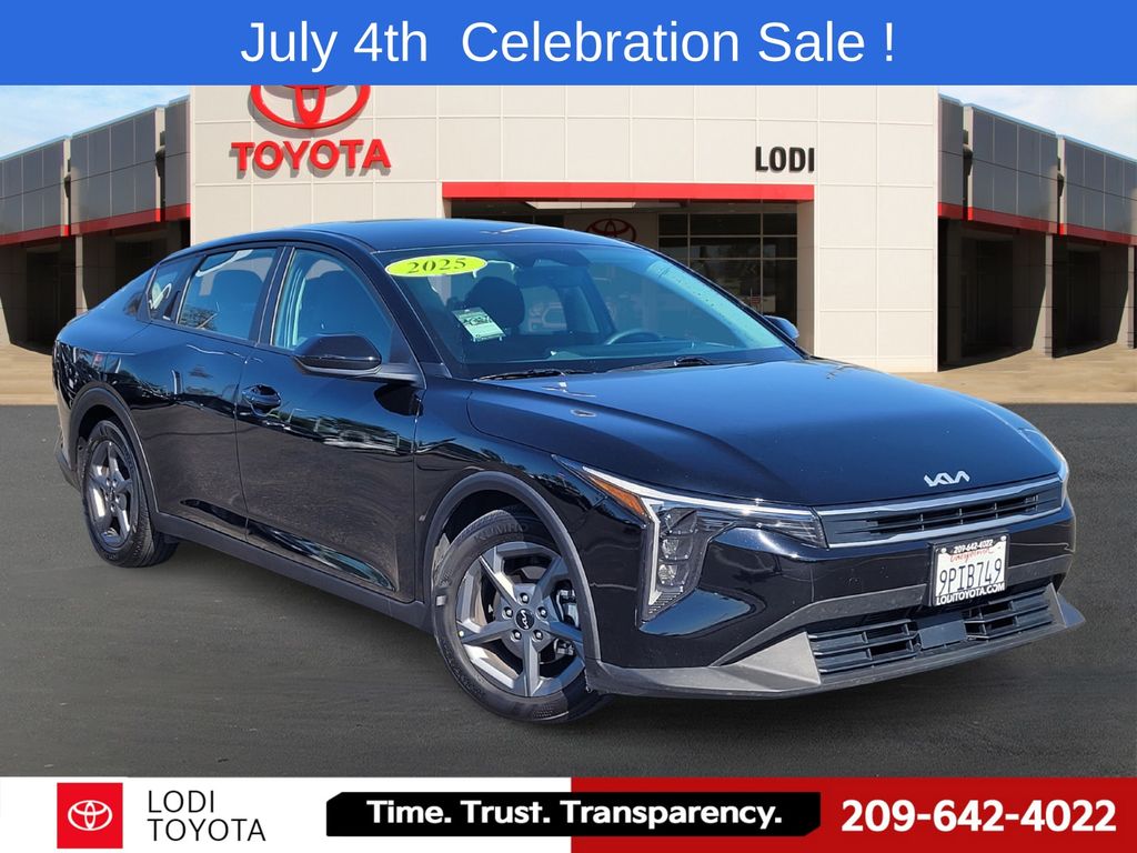 2025 Kia K4 LXS AT's photo