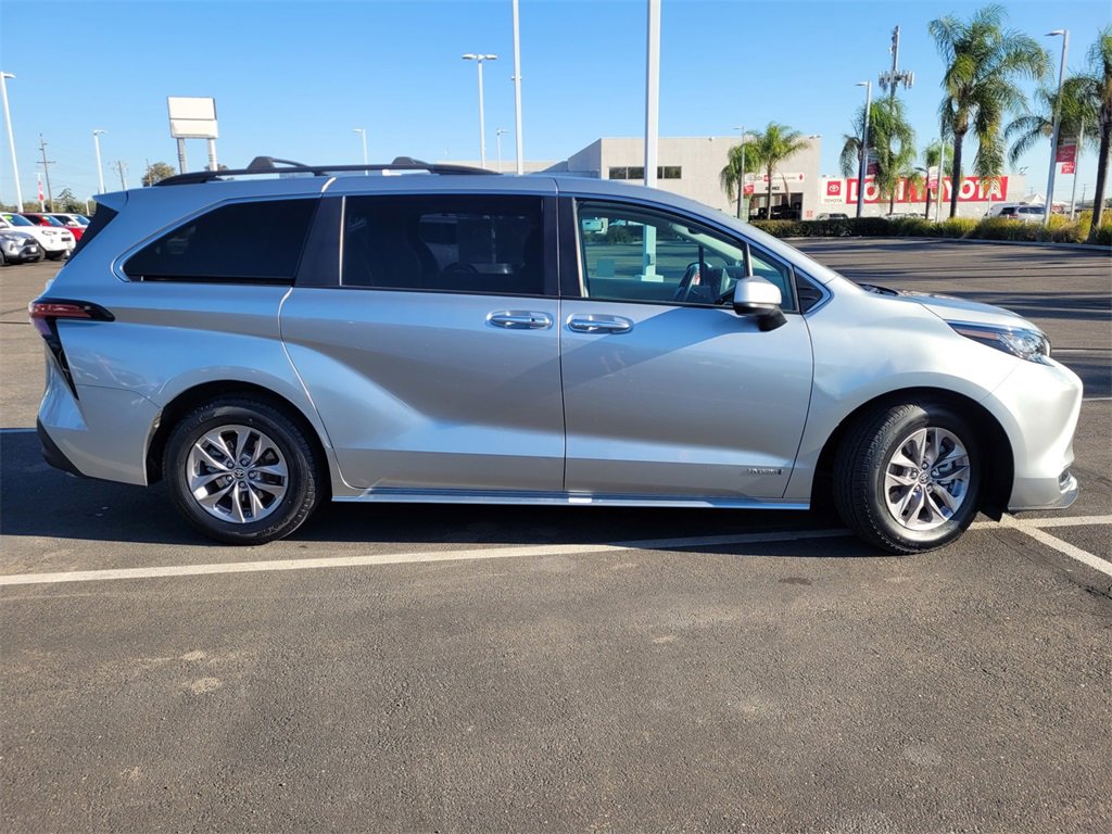 2021 Toyota Sienna XLE photo 3