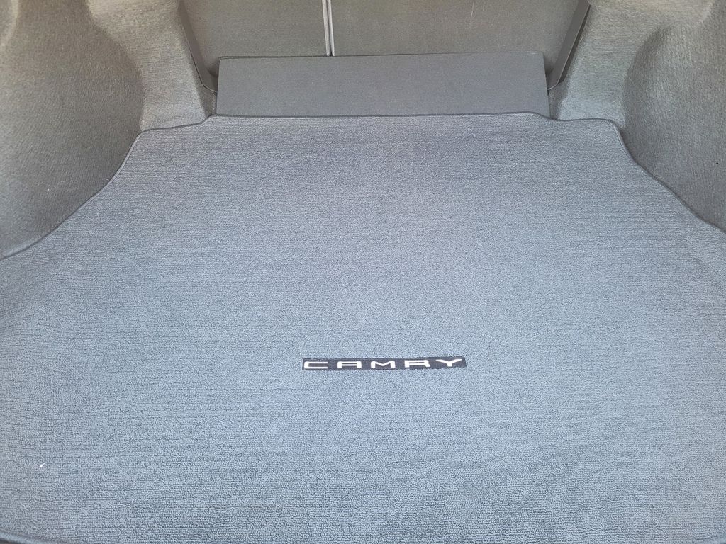 2018 Toyota Camry SE photo 6