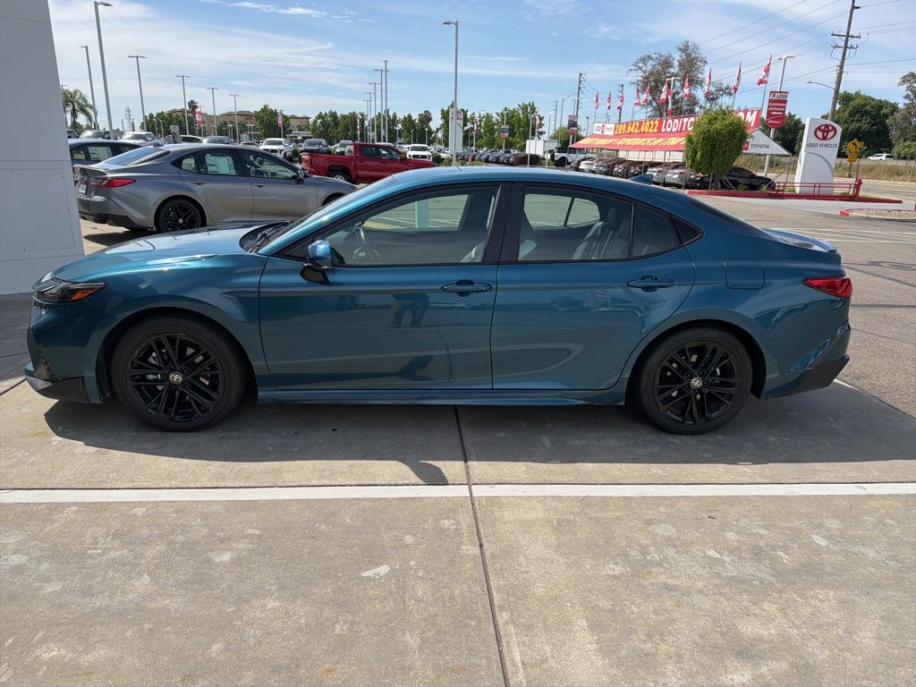 2025 Toyota Camry SE photo 3
