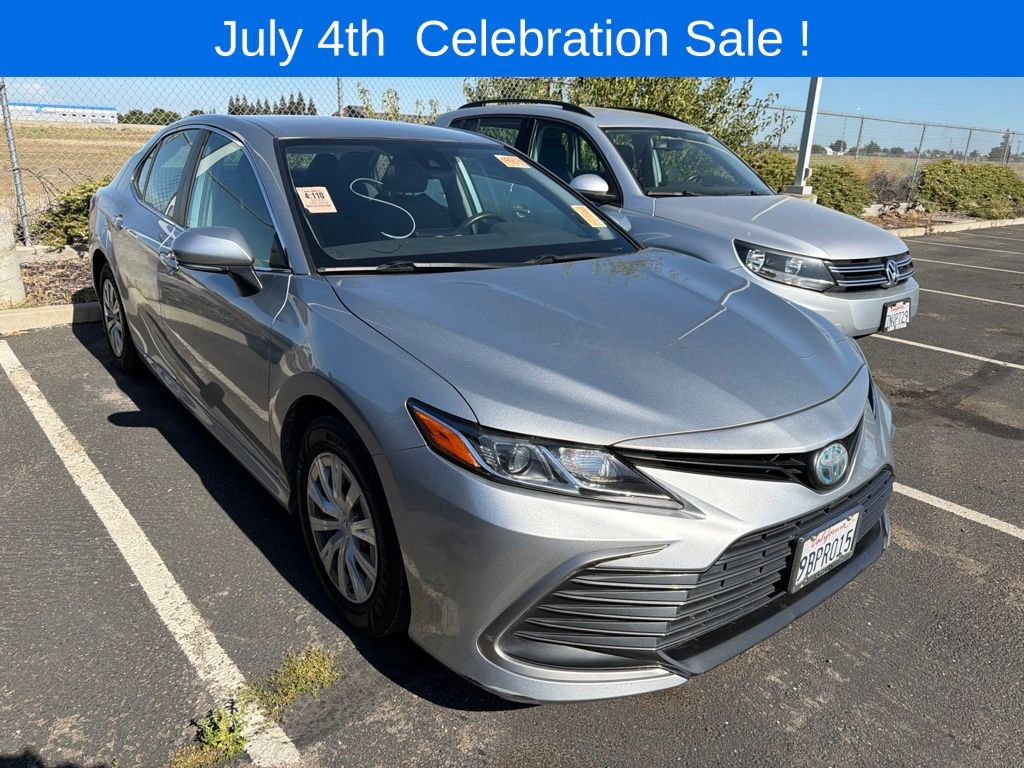 2022 Toyota Camry LE Hybrid's photo