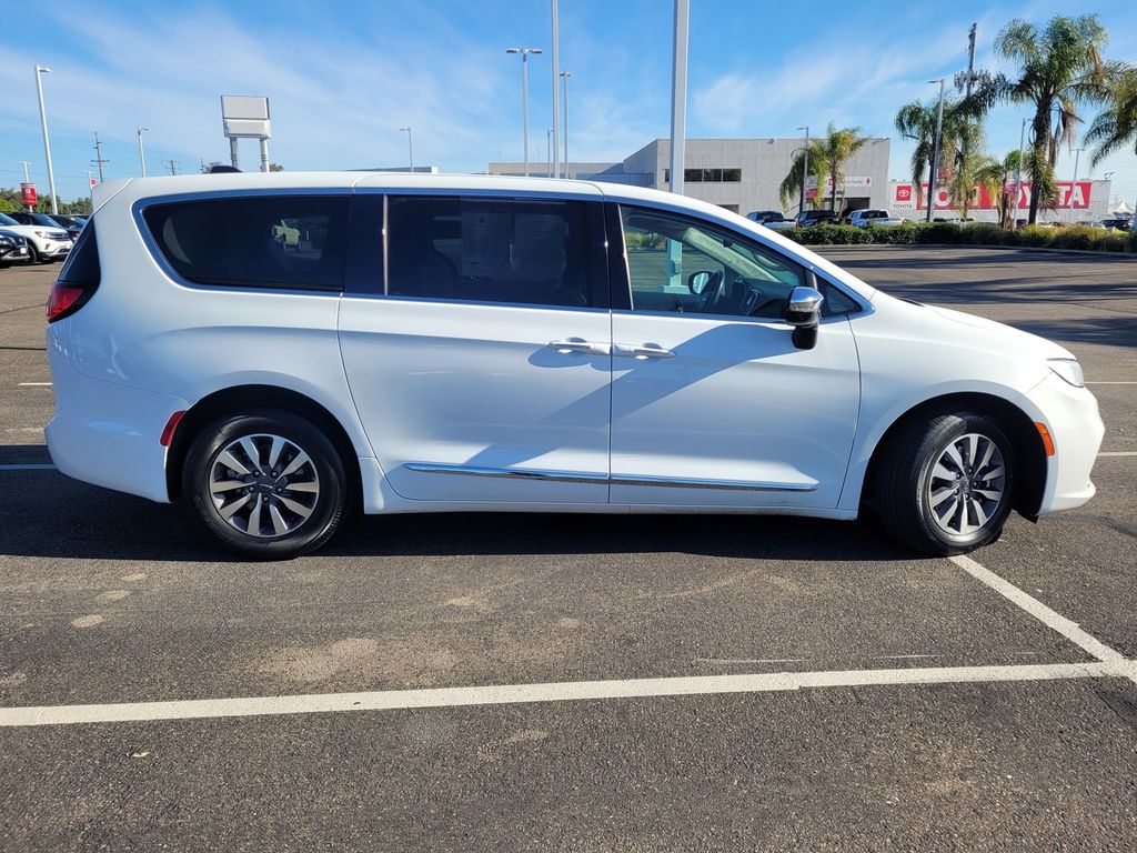 2023 Chrysler Pacifica Hybrid Limited photo 2
